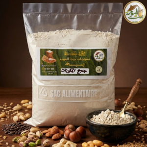 Bol de bsissa complète traditionnelle tunisienne à base de céréales grillées, riche en blé, légumineuses et fruits secs, présentée comme aliment énergétique naturel.