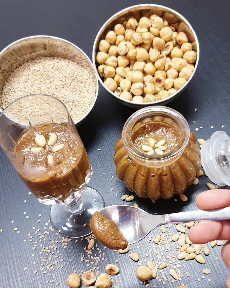 Un bol de zrir traditionnel tunisien aux graines de sésame et fruits secs, parfait pour un apport énergétique lors d'un petit déjeuner sain.